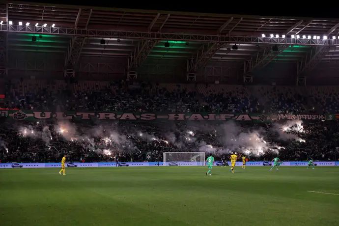 אוהדי מכבי חיפה עם אבוקות ביציע