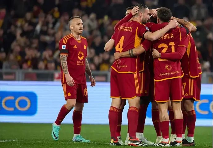 שחקני רומא חוגגים עם פאולו דיבאלה