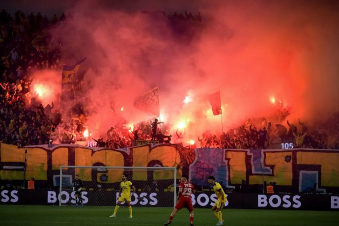 אבוקות ביציע של אוהדי מכבי תל אביב