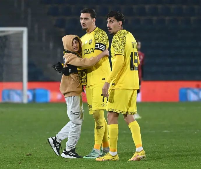 אוהד בית"ר ירושלים מחבק את ירדן שועה ליד לי און מזרחי