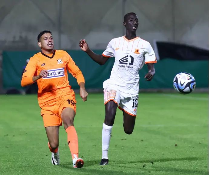 אבובקאר בארי שחקן בני יהודה מול שון בוסקילה שחקן סקציה נס ציונה