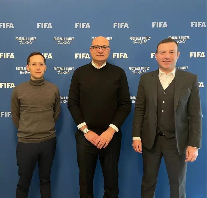 אלקן ממדוב האחראי על ההתאחדויות האירופיות בפיפ"א, עם שינו זוארץ יושב ראש ההתאחדות לכדורגל, ניב גולדשטיין מנכ"ל ההתאחדות לכדורגל
