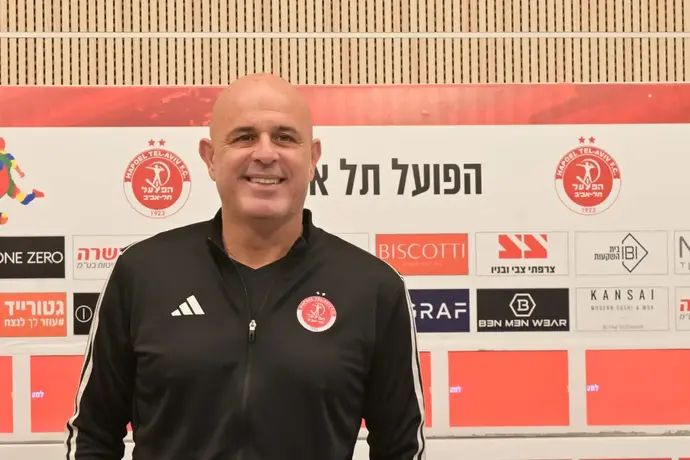יוסי אבוקסיס מוצג כמאמן הפועל תל אביב