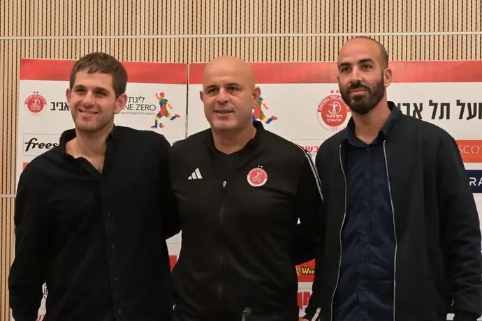 יוסי אבוקסיס מוצג כמאמן הפועל תל אביב