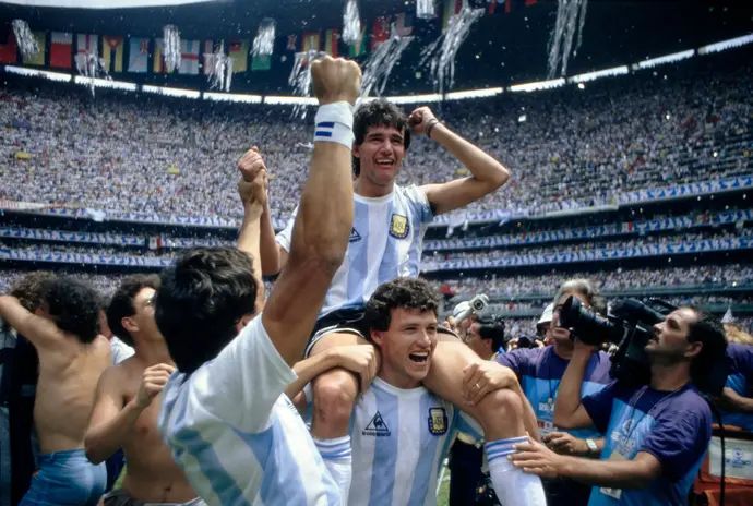 חורחה בורוצ'אגה חוגג עם נבחרת ארגנטינה ניצחון בגמר מונדיאל מקסיקו 1986