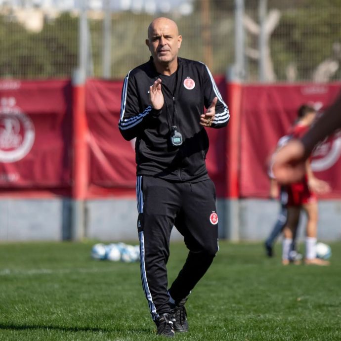 יוסי אבוקסיס באימון הבכורה כמאמן הפועל תל אביב