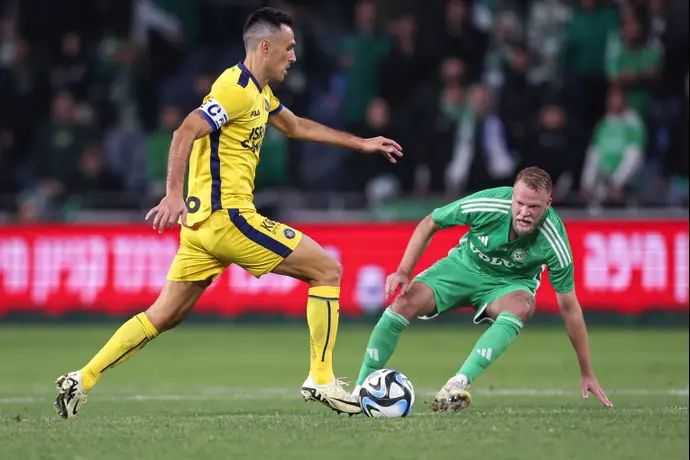 ערן זהבי שחקן מכבי תל אביב מול דניאל סונדגרן שחקן מכבי חיפה