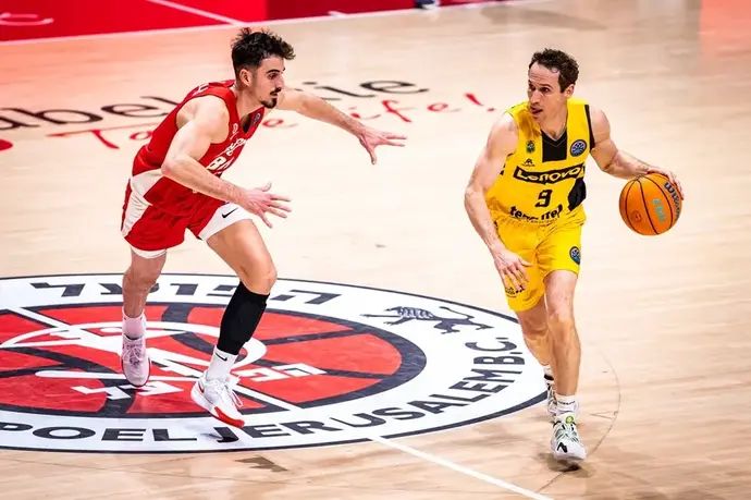 שחקן הפועל ירושלים אור קורנליוס שומר על שחקן טנריפה מרסליניו הוורטאס