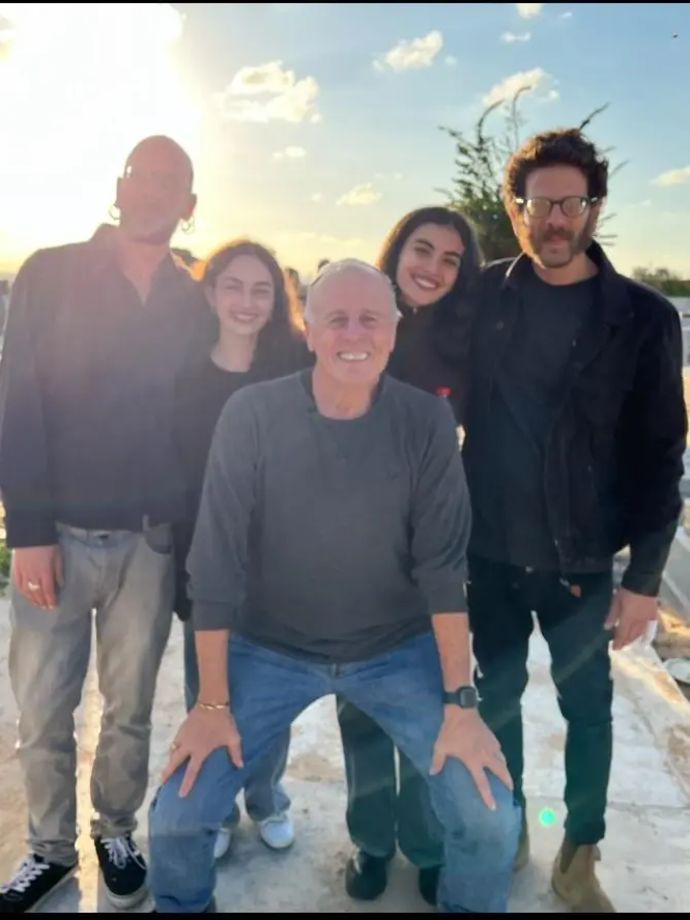 אריה חביב עם שני בניו ושתי בנותיו