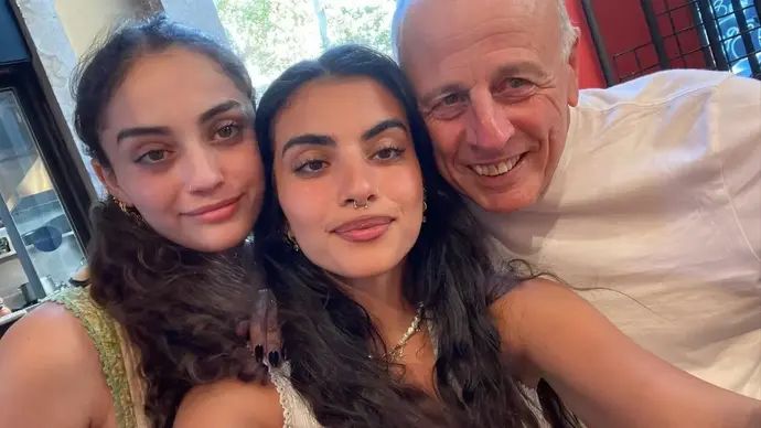 אריה חביב עם בנותיו