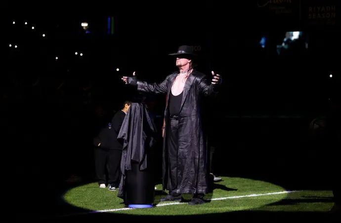 מתאבק העבר אנדרטייקר לפני משחק ידידות בערב הסעודית בין אל נאסר לבין אל הילאל