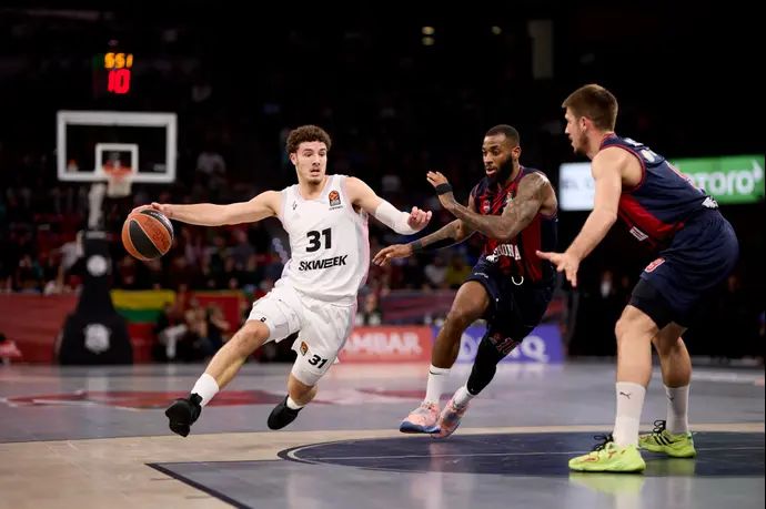 שחקן וילרבאן  נועם יעקב מול שחקן באסקוניה קודי מילר מקינטייר