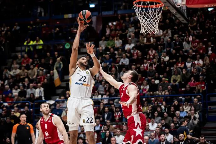 שחקן ריאל מדריד וולטר טבארס מול שחקן מילאנו יוהאנס פויגטמן