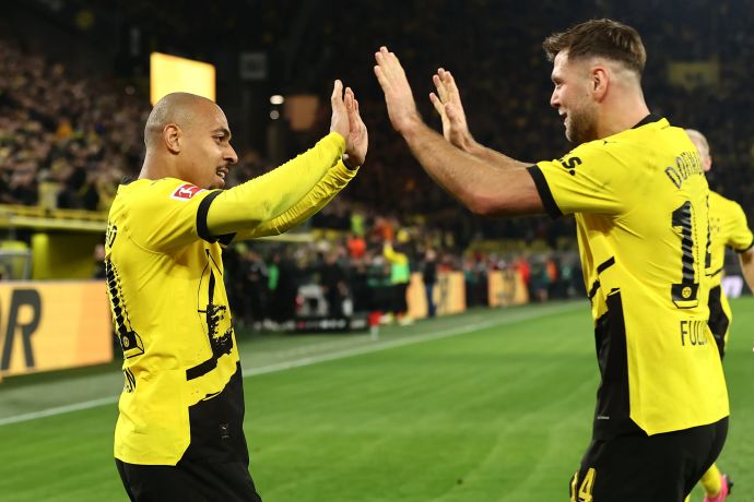 שחקן בורוסיה דורטמונד דונייל מאלן חוגג עם ניקלאס פולקרוג