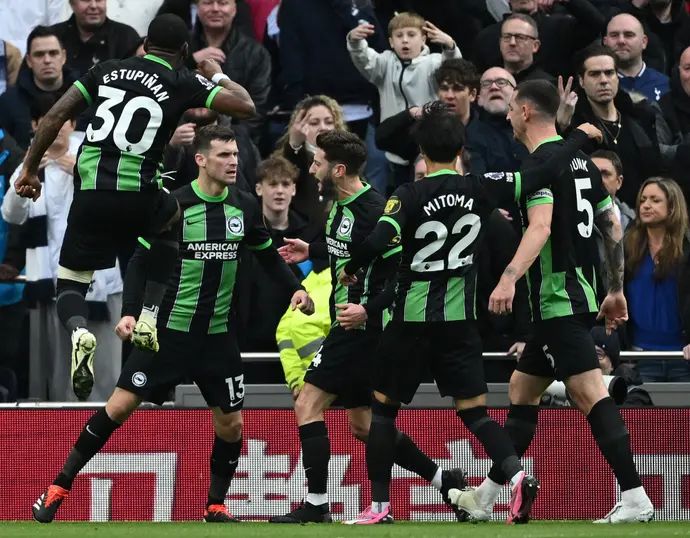 שחקני ברייטון חוגגים עם פסקל גרוס