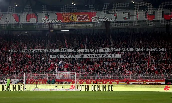 שלט מחאה של אוהדי אוניון ברלין