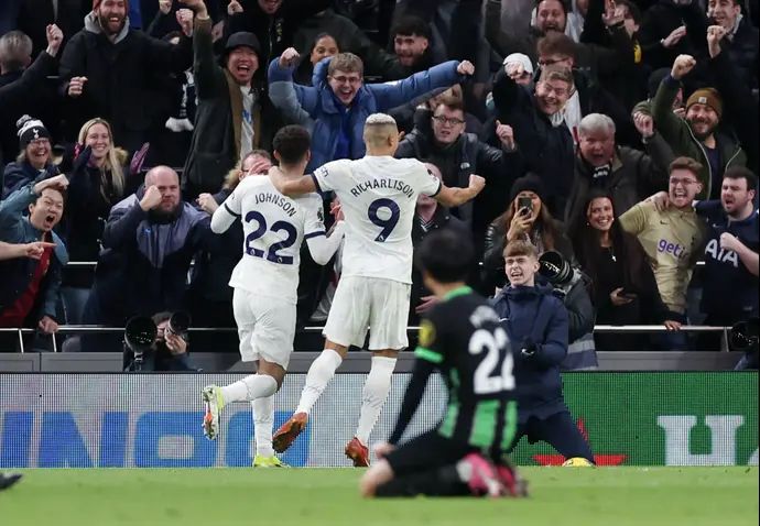 שחקן טוטנהאם ברנאן ג'ונסון חוגג