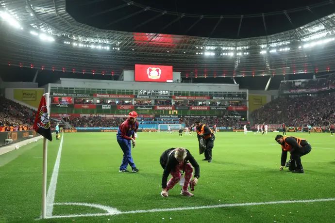 מחאת אוהדים במשחק בין באייר לברקוזן לבין באיירן מינכן