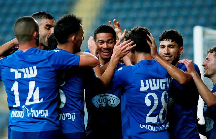 שחקני מכבי פתח תקוה חוגגים עם עידן טוקלומטי