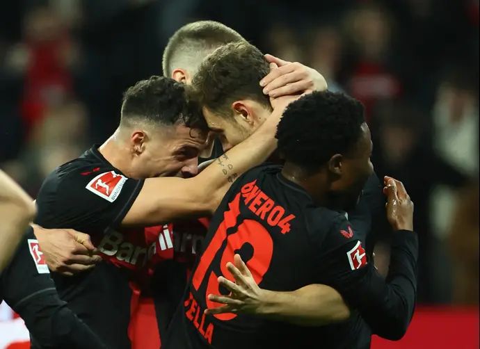 שחקני באייר לברקוזן חוגגים עם יוסיפ סטנישיץ'