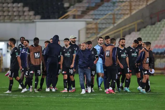 מאמן הפועל פתח תקוה עופר טסלפפה לצד שחקניו