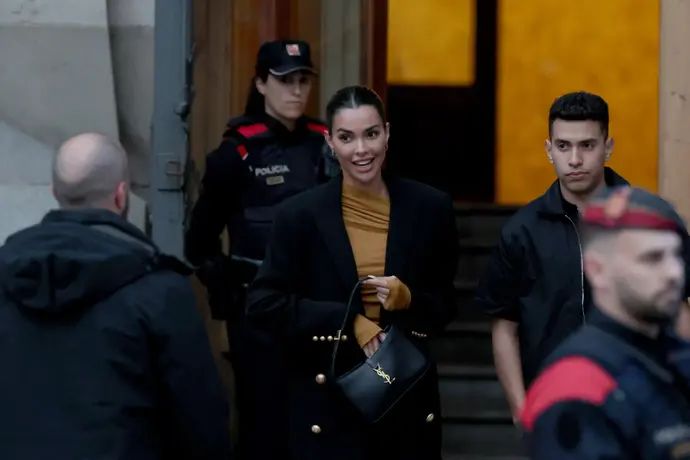 ג'ואנה סאנז מגיעה להעיד במשפט של בן זוגה דני אלבס שמואשם באונס