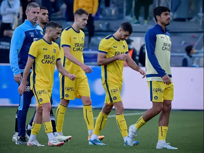 דור פרץ, אבישי כהן, קיקו בונדוסו, אנריק סבוריט שחקני מכבי תל אביב מאוכזבים