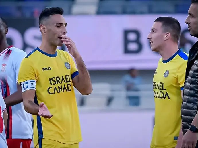 ערן זהבי עם אושר דוידה שחקני מכבי תל אביב