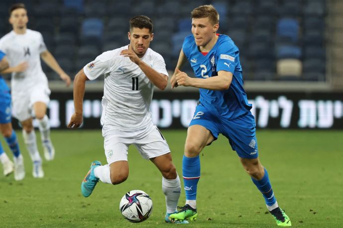 שחקן נבחרת ישראל, מנור סולומון, מול שחקן נבחרת איסלנד, אלפונס סמפסטד