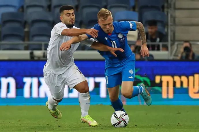 שחקן נבחרת איסלנד, יון ת'ורסטיינסון, מול שחקן נבחרת ישראל, מוחמד אבו פאני