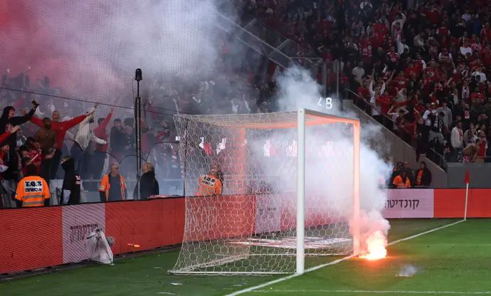 אבוקות בבלומפילד אוהדי הפועל תל אביב