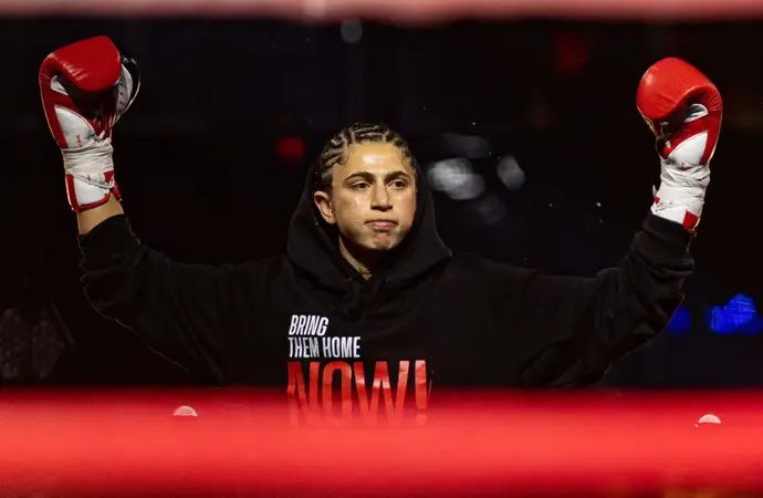 נילי בלאק בחולצה לשחרור החטופים