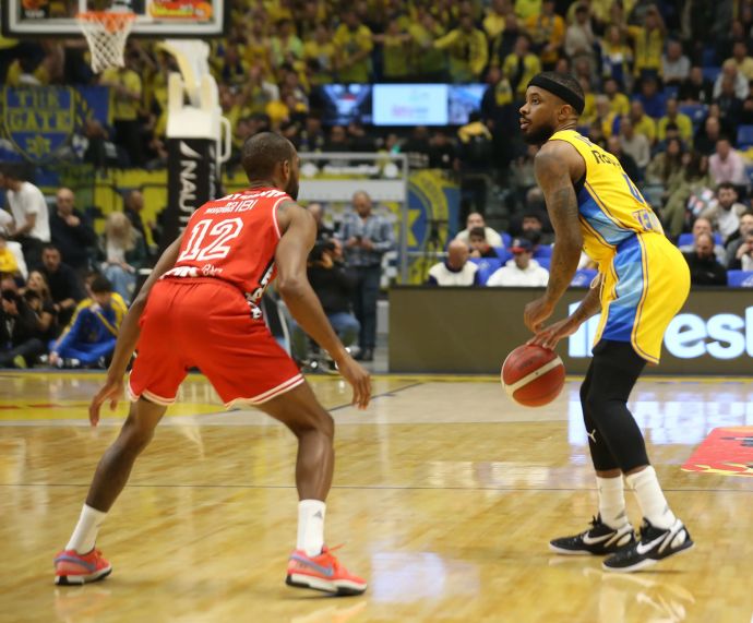 לורנזו בראון מכבי תל אביב לצד וויל קאמינגס הפועל תל אביב