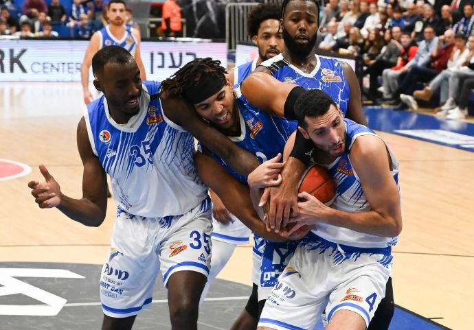 שחקני בני הרצליה: רג'י לינץ', רוברט קרטר, בני שחקני עירוני רמת גן: כרם משעור, ג'ימי הול