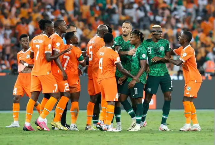 שחקני נבחרת ניגריה בעימות עם שחקני נבחרת חוף השנהב