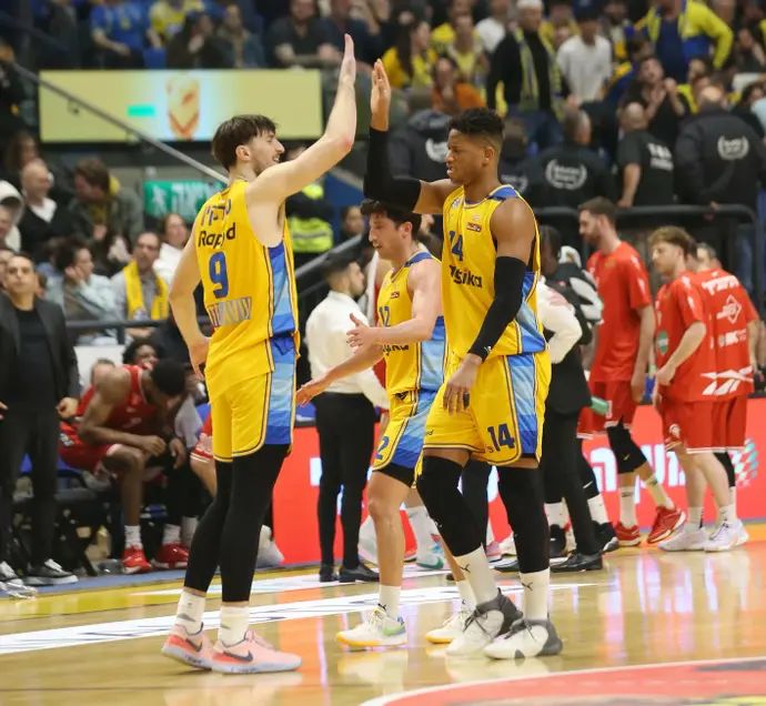 רומן סורקין לצד חסיאל ריברו מכבי תל אביב