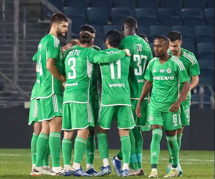 שחקני מכבי חיפה חוגגים