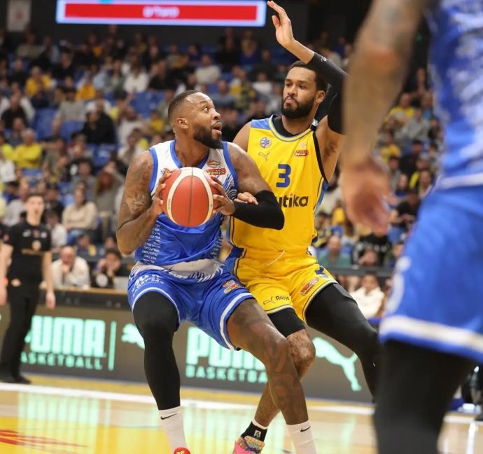 שחקן עירוני רמת גן אייזיאה מיילס מול שחקן מכבי תל אביב ג'יימס ווב