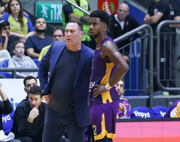 גיא גודס מאמן הפועל חולון לצד שון דאוסון