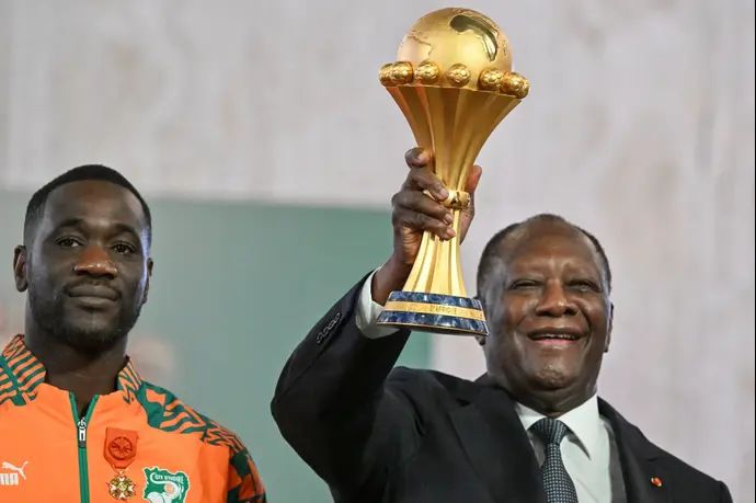 נשיא חוף השנהב אלסאן אואטרה עם גביע אפריקה