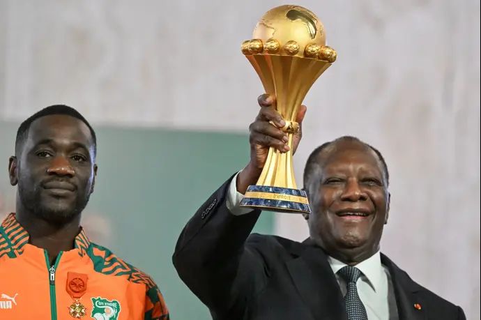 נשיא חוף השנהב אלסאן אואטרה עם גביע אפריקה