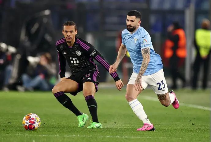 שחקן לאציו אלסעיד הוסאי, מול שחקן באיירן מינכן לירוי סאנה