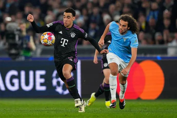 שחקן לאציו מתאו גנדוזי, מול שחקן באיירן מינכן ג'מאל מוסיאלה