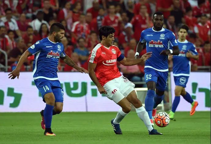 אליניב ברדה שחקן הפועל באר שבע (אמצע) מול שמוליק מלול שחקן מכבי פתח תקוה