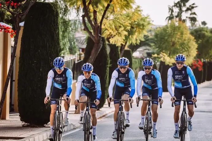 קבוצת העתודה ״ישראל סייקלינג אקדמי״. מימין לשמאל: גיא טהר, מטר פרץ, אמרי פיינגזיכט, אביב בנטל, רותם טנא