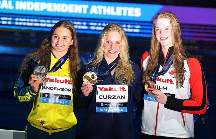 אינגריד ווילם (מימין), קלייר קורזן, יונה אנדרסון - מדליסטיות גמר 50 מטר גב, אליפות העולם בשחייה