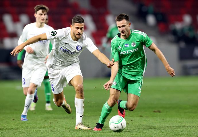 דניל לסובוי שחקן מכבי חיפה מול איסמעל קנדוס שחקן גנט