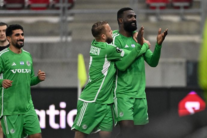 פרנזי פיירו שחקן מכבי חיפה חוגג שער במחיאות כפיים