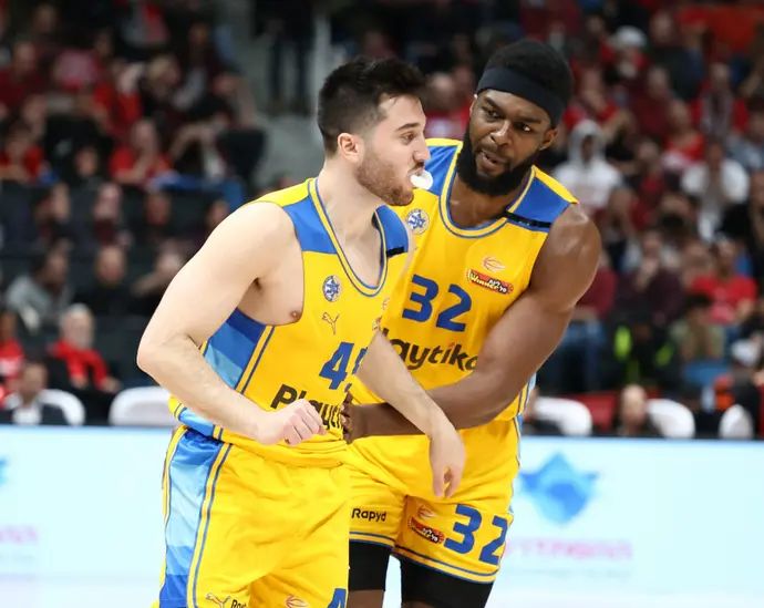 תמיר בלאט חוגג עם ג'וש ניבו מכבי תל אביב