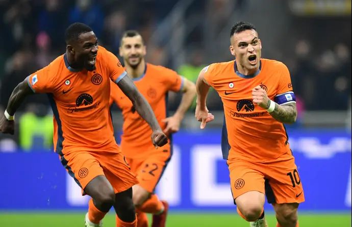 שחקן אינטר לאוטרו מרטינס חוגג עם מרכוס תוראם